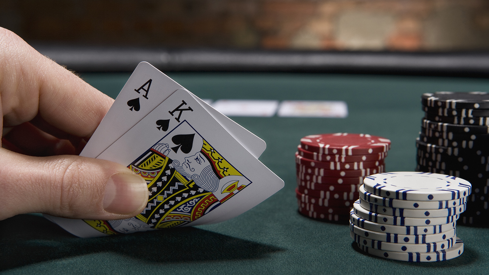 Blackjack strategie uitgelegd met kaarten fiches en casinotafel